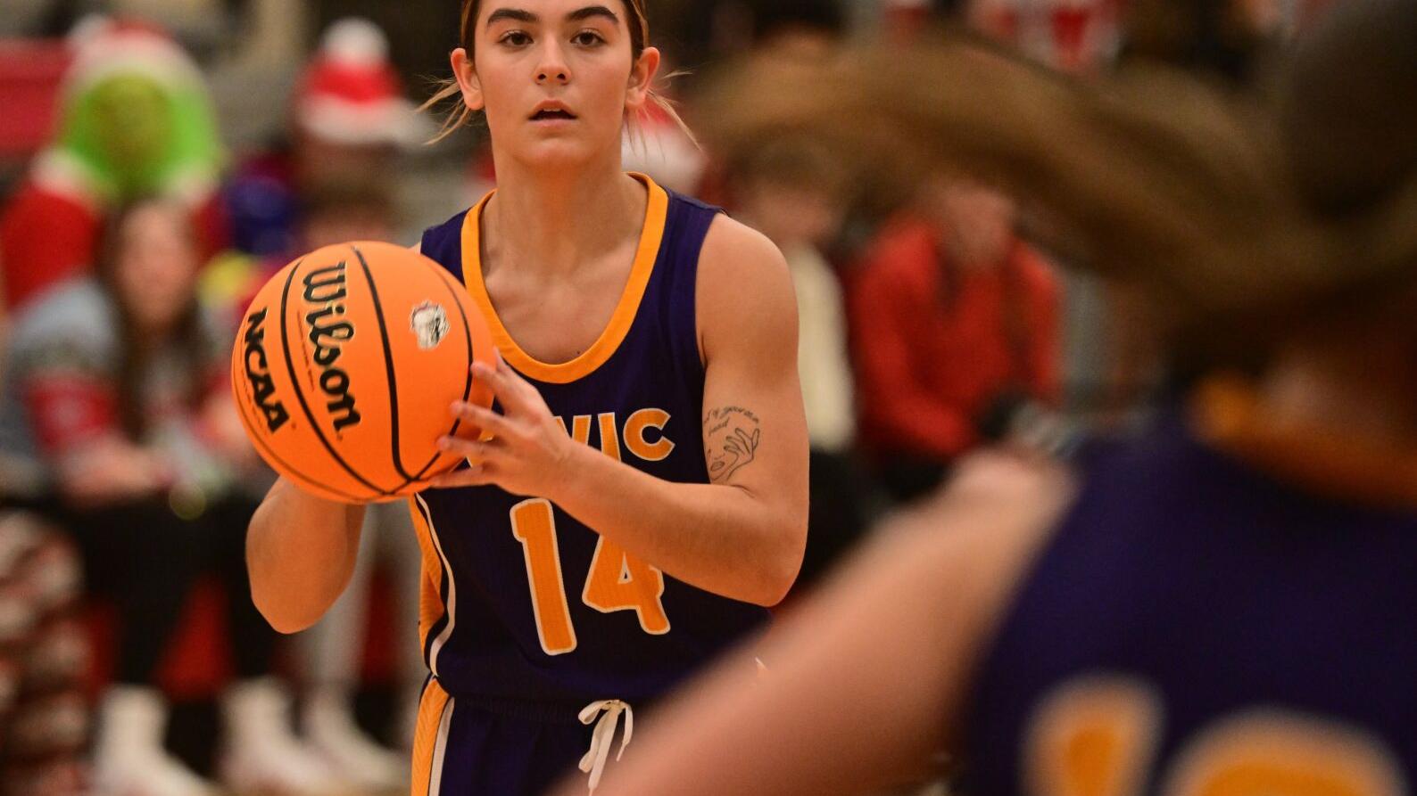 Avery Huddleston helps Civic Memorial remain unbeaten with MVC win over rival Highland